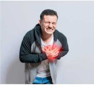 imagem demonstrando um homem jovem, com dor no peito, sintoma de miocardite