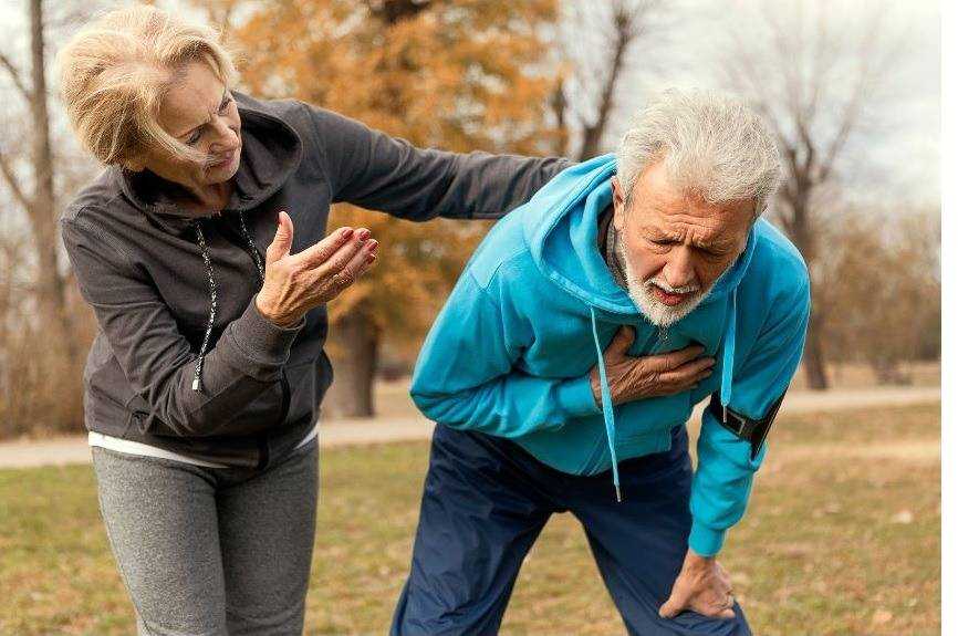 casal idoso, ele com dor no peito, sintoma de fibrilação atrial